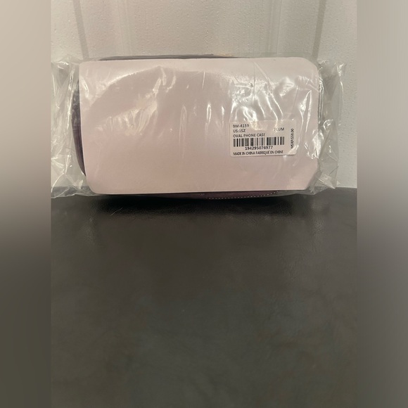 ⭐️ NWT Badgley Mischka Crossbody Oval Quilted Phone Case ⭐️ - Picture 8 of 8